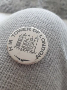 Insignia vintage de la Torre de Londres H M  - Imagen 1 de 2
