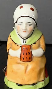 Vintage alte Frau mit Schal und Muff figürliches Nähen Maßband selten - Bild 1 von 7