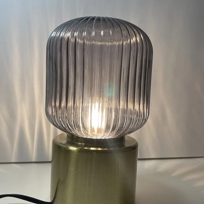 "Lámpara de mesa IKEA Solklint gris cristal acanalado transparente globo con base dorada 11"" T" Foto 1 de 4