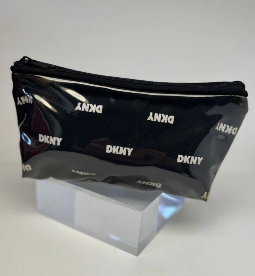 Bolsa de cosméticos DKNY blanco y negro clásico con logotipo con cremallera de vinilo y nailon, negra Foto 1 de 4