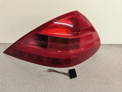 03-06 Conjunto de lámpara de luz trasera lateral derecha Mercedes R230 SL500 SL600 FABRICANTE DE EQUIPOS ORIGINALES Foto 1 de 4