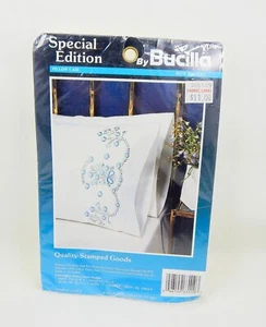Par de fundas de almohada con estampado Bucilla 63110 edición especial ramo azul - Imagen 1 de 6