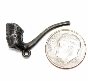 1924 CRACKER JACK PRIZE PIPE NATIVE AMERICAN INDIAN CHIEF HEAD METAL CHARM BLACK - Picture 1 of 4