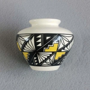 Jarrón de cerámica artística navajo hecho a mano pintado esmaltado firmado Haskie 2000 - Imagen 1 de 5