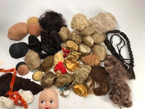 Konvolut 23 Vintage Puppenperücken und Puppenteile verschiedene Größen Materialien Stile Farben - Bild 1 von 12