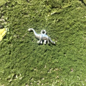 6 dijes de dinosaurio en tono plateado artesanía colgante de metal cuello largo 1" pulgada - Imagen 1 de 2