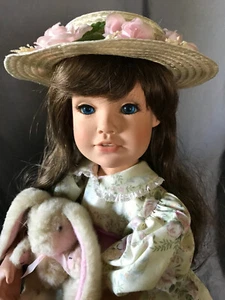 Muñeca Artista Vinilo Coleccionable 22", Pelo Marrón, Ojos Azules - Imagen 1 de 9