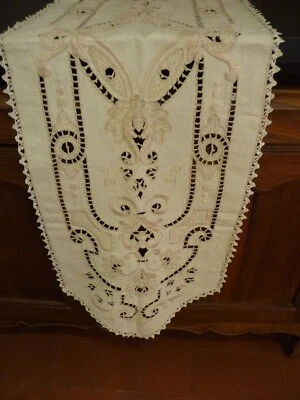 Linge ancien Chemin de Table   avec broderies de fleurs et dentelle   ( ref 34 ) - Photo 1/4