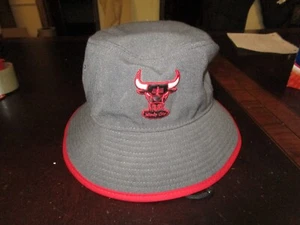 Cappello a secchiello Chicago Bulls New Era taglia Large mai indossato - Foto 1 di 4