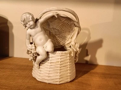 Ancienne Corbeille en porcelaine de Saxe à décor d'angelot - Photo 1/4