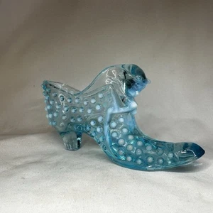 Zapatilla de vidrio vintage Fenton opalescente Hobnail 6 pulgadas x 3 pulgadas MCM cara de gato azul - Imagen 1 de 12