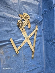 81-82 CHEVY LUV / 81-87 ISUZU PUP RIGHT FRONT WINDOW REGULATOR 20011 - Picture 1 of 2