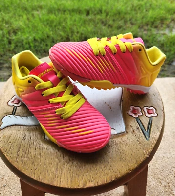 Botín de césped Vizari "ROSA/AMARILLO" para niñas pequeñas 9,5C Foto 1 de 4