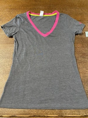 Camiseta Top ZUMBA FITNESS V Cuello Mediano Rosa/Gris NUEVA NUEVA CON ETIQUETAS Ejercicio Entrenamiento Foto 1 de 4