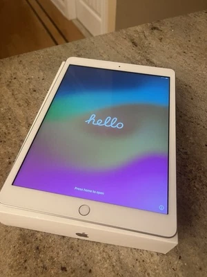 apple ipad 8th gen 32gb WiFi - Image 1 of 4