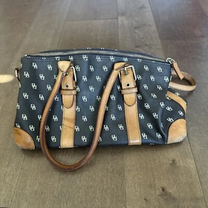 Bolso Cartera Dooney & Bourke Signature Cuero Guijarro 11x7" - Manchas/Desgaste - Imagen 1 de 6