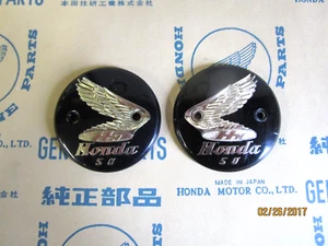 HONDA C110, Honda CA110 NOS Gas Tank Emblems 871221-011-810, 87122-011-810 - Foto 1 di 4