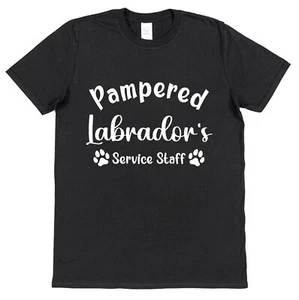Camiseta Pampered Labrador's Service Staff Divertida Regalo para Dueños de Perros Unisex - Imagen 1 de 16