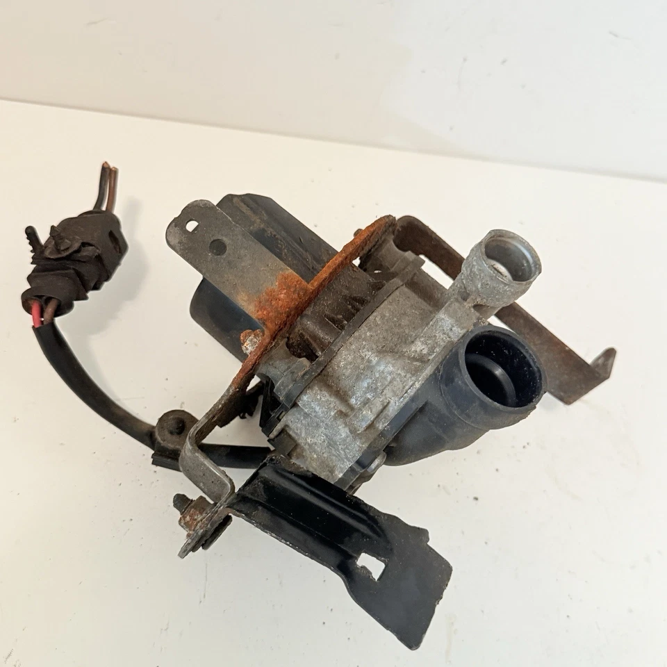 Volkswagen Golf 2019 bomba de inyección de aire secundaria con soporte OEM 5Q0906204C Foto 1 de 4