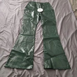 Prinzessin Polly dunkelgrüne Damenhose Kunstschlangenhaut Größe 4 neu mit Etikett ausgestellt adrett - Bild 1 von 9