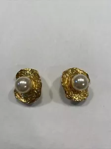 VINTAGE RIBBON SCALLOPED 10MM.GLASS PEARLS CLASSIC HAUTE COUTURE CLIP EARRINGS - Picture 1 of 11