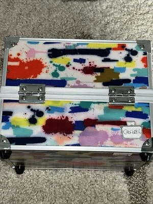 Caboodles Mujeres Caminando 6 Bandejas Cosmético Maquillaje Tren Estuche Arco Iris Tie Dye  Foto 1 de 4