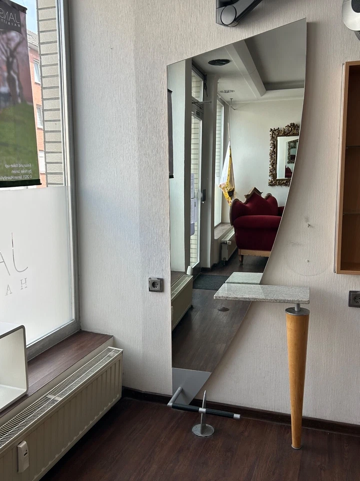Friseur Bedienplatz, Spiegel, Ablage, Fußstütze. - Bild 1 von 1