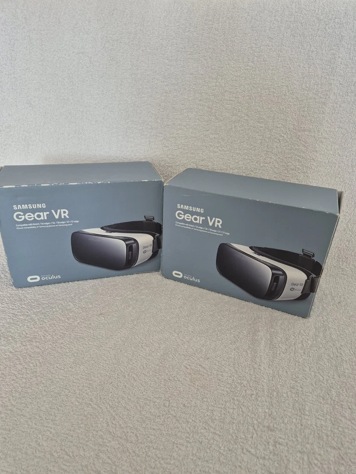 Samsung Gear VR Oculus Headset X2 SM-R322 white  - Image 1 of 4