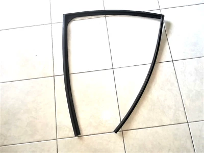 Nissan Leaf 2011-2024 puerta trasera izquierda vidrio canal de funcionamiento goma OEM 82331-3NA0A Foto 1 de 2