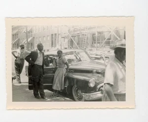Afroamerikanisches Paar mit Auto Straße Oldtimer Schnappschuss Fundfoto Pittsburgh ? - Bild 1 von 3