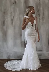 Wedding Dress - Picture 1 of 5