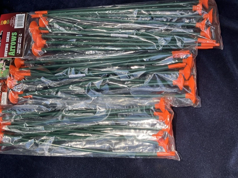 Lot of 30 Sunny Days Maxx Action Hunting Series 16" Arrows - Image 1 of 2