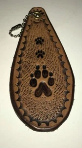 Schlüsselanhänger mit Lederbesatz und Pfotenabdrücken - Bild 1 von 1