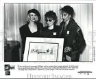 1992 Pressefoto Yoko Ono präsentiert LIFEbeat mit einem John Lennon Kunstwerk