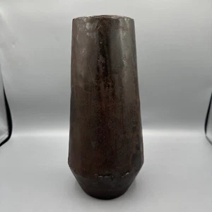 West Elm dekorative Vase aus recyceltem Metall dunkelbraun 10,5 Zoll hoch - Bild 1 von 7