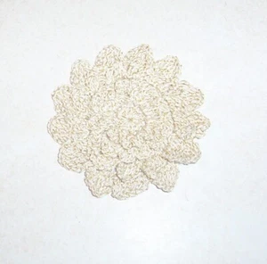 Apliques de flores de mamá de 4 capas dorado crema metálico de ganchillo costura mediana - Imagen 1 de 2