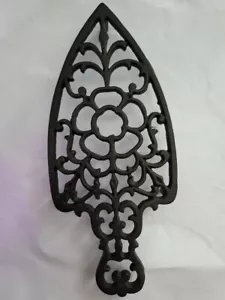 Vintage Cast Iron Flower Shaped Trivet 3 Footed Stand Flat Iron - Picture 1 of 4