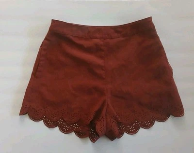 Pantalones Cortos Exuberantes Talla Pequeña Gamuza Como Granate Festoneado Floral Recorte Cremallera Lateral Foto 1 de 4