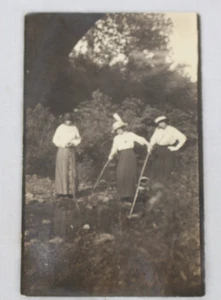 Vintage Foto Postkarte Frauen draußen Hüte AZO zurück Anfang 1900 RPPC Naturszene - Bild 1 von 2