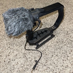 Sevenoak MicRig Universal Video Grip Handle with Integrated Stereo Microphone - Picture 1 of 5