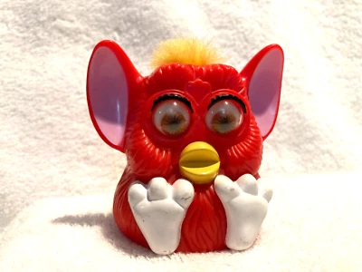 McDonalds Happy Meal Furby Rojo Brillante con Ojos Marrones Cabello Amarillo Pies Blancos Foto 1 de 4
