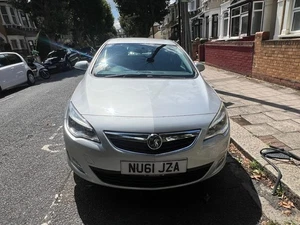 2011 Vauxhall Astra 1.4i 16V Excite 5dr HATCHBACK Petrol Manual - Picture 1 of 16