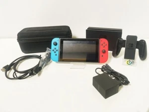 Nintendo Switch completa di accessori con joycon rosso e azzurro e custodia - Foto 1 di 5