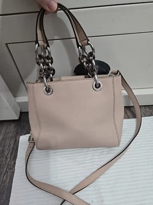 Cartera pequeña Michael Kors Cynthia Saffiano de cuero con correa ajustable plateada dura Foto 1 de 4