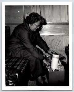 Una dama mayor en el medio oeste en la década de 1960 - Foto original de 5""x4 - Imagen 1 de 1