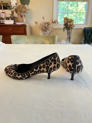 Tacones de gatito Bettye Muller para mujer con estampado de leopardo, talla 38,5 (US 8) Foto 1 de 4