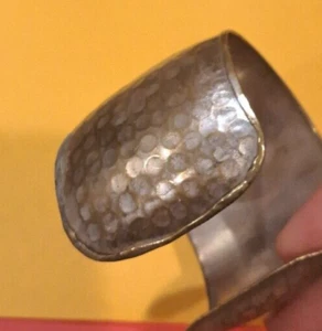Gehämmert Armreif Armband Schmuck Vintage Brutalist Stil Messing Metall 60er 70er - Bild 1 von 11