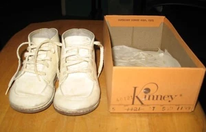 Vintage Kinney Baby shoes Size 5 1/2 D, White Leather Shoes - Picture 1 of 7