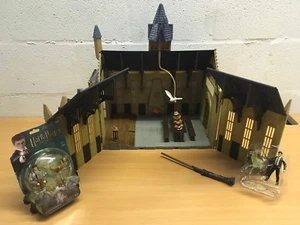 HARRY POTTER GREAT HALL PLAYSET COMPLETE DUMBLEDORE AND HARRY FIGURES - Picture 1 of 7