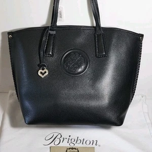 BRIGHTON FERRARA COLL VIVIANA SCHWARZ GROSS LEDER 3D MEDAILLON BEUTELTASCHE NEU MIT ETIKETT $ 465 - Bild 1 von 16